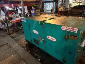 飲食店のの横に発電機